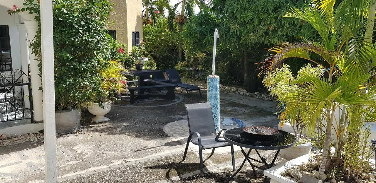 Little Savoy Guest House New Runaway Bay Apartmán
